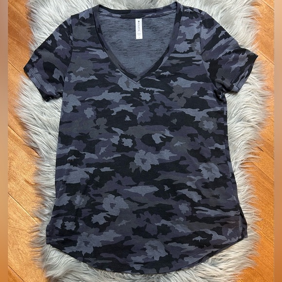 Athleta BREEZY SCOOP V TEE Size Small - Picture 2 of 4